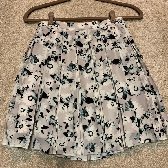 Floral Banana Republic mini skirt with Pleats! - Picture 3 of 4
